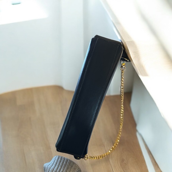 ❌sold❌ Gucci Black Shoulder Bag with Gold Hardware and Chain Detail - Picture 6 of 8